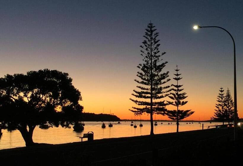 Bucklands Beach Waterfront Motel