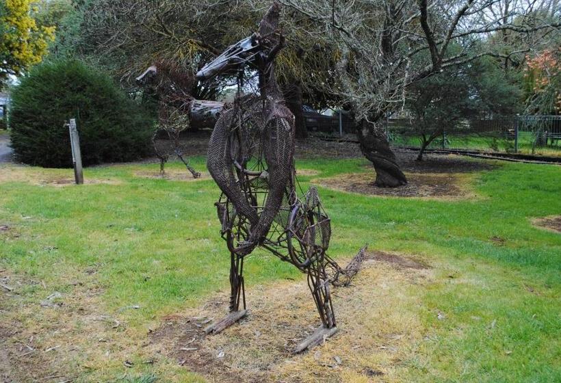 בית מלון כפרי Sutton Spring Art Retreats