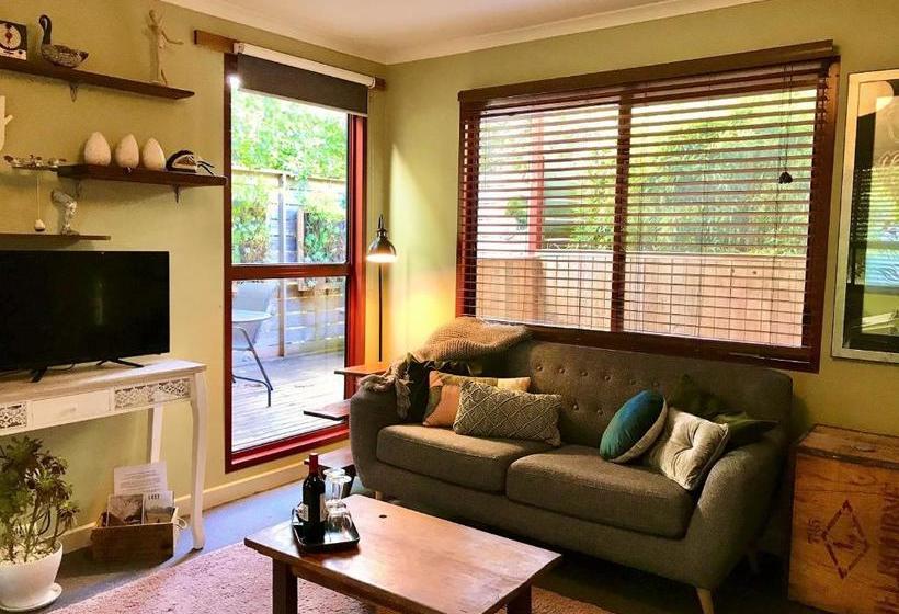 בית מלון כפרי Sutton Spring Art Retreats