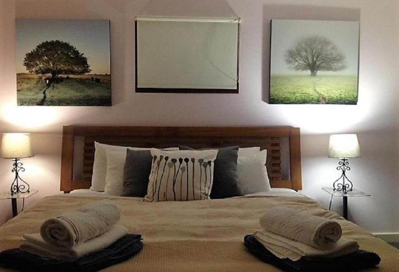 בית מלון כפרי Sutton Spring Art Retreats