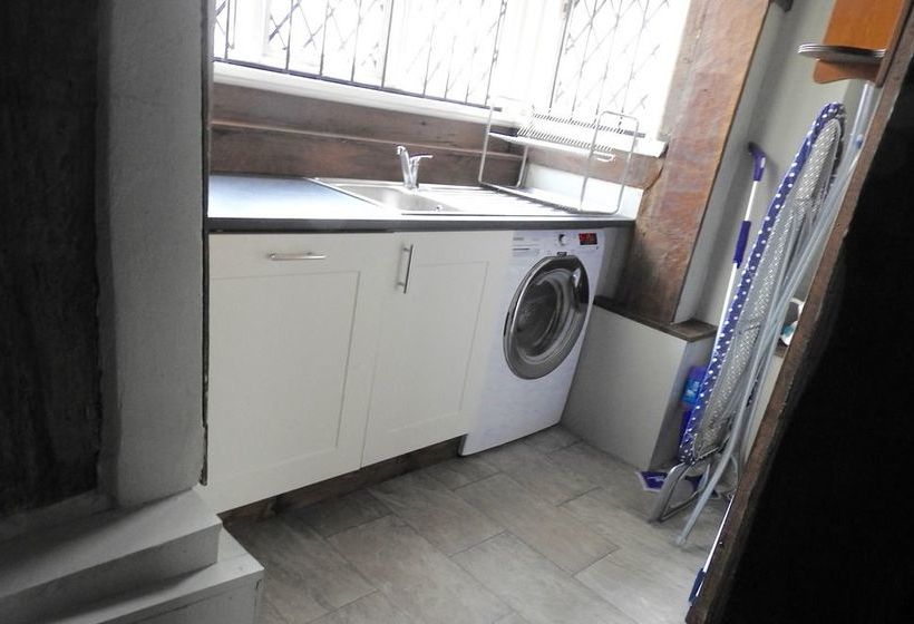 Taylour House   Edenbridge, Sleeps 10, Historic, Unique Yet Modern