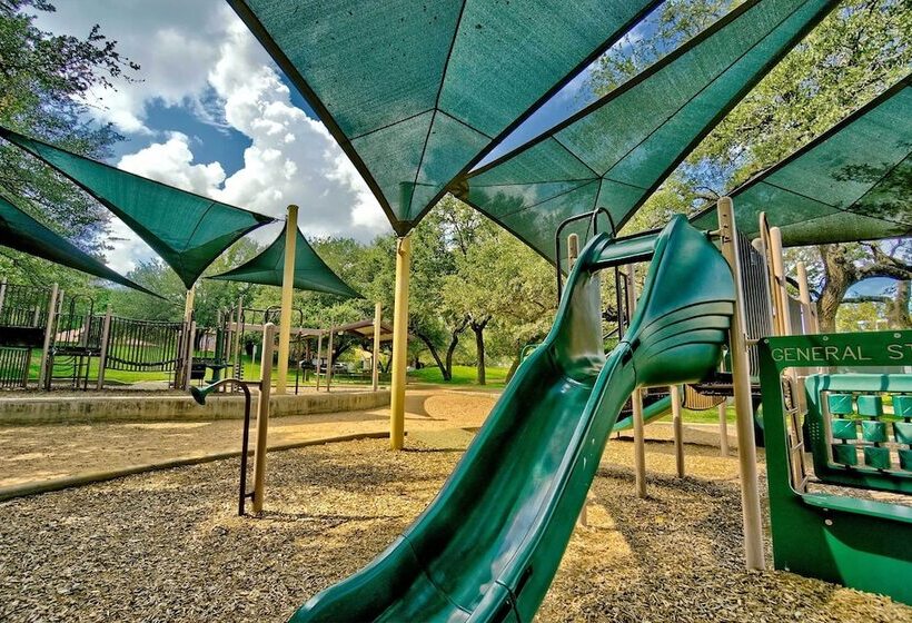 Austin Abode W/ Deck & Grill   15 Mi To Dtwn!