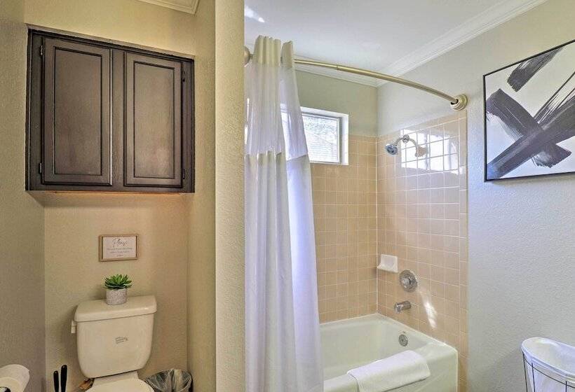 Austin Abode W/ Deck & Grill   15 Mi To Dtwn!