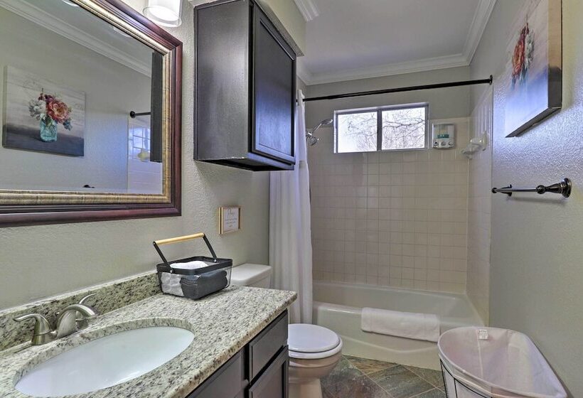 Austin Abode W/ Deck & Grill   15 Mi To Dtwn!