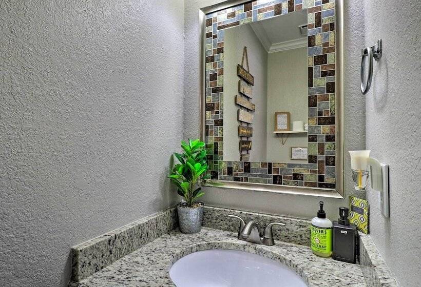 Austin Abode W/ Deck & Grill   15 Mi To Dtwn!