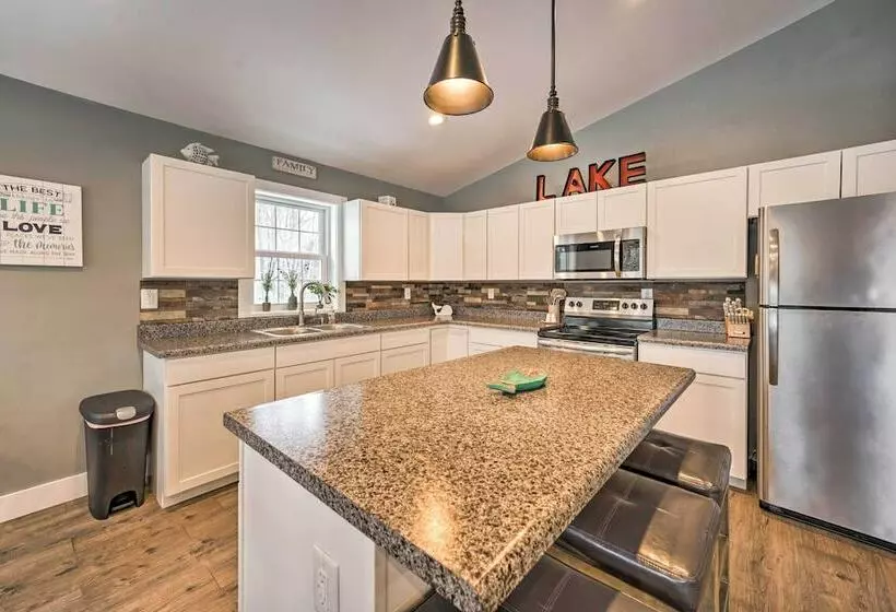 Bright Ludington Home < 1 Mi To Hamlin Lake