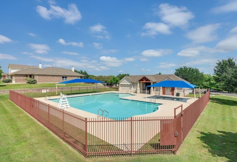 Centrally Located Kyle Home: Walk To Pool & Park!