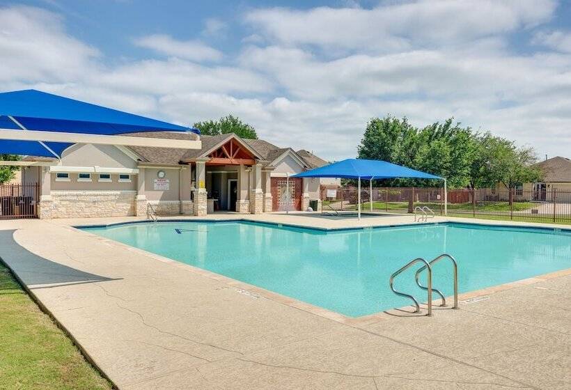 Centrally Located Kyle Home: Walk To Pool & Park!