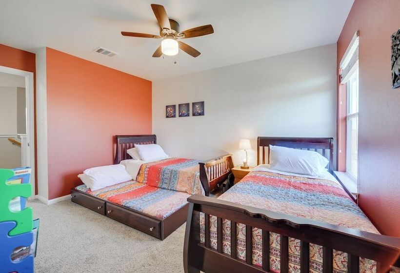 Centrally Located Kyle Home: Walk To Pool & Park!