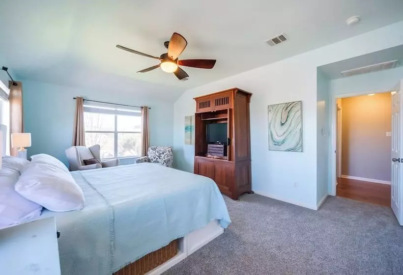 Centrally Located Kyle Home: Walk To Pool & Park!