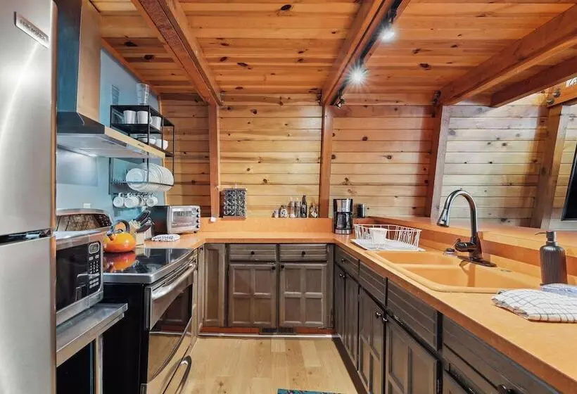 Charming Pinecrest Cabin W/ Private Deck