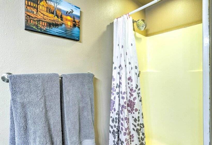 Charming Wasilla Retreat: Walk To Lake Lalen!