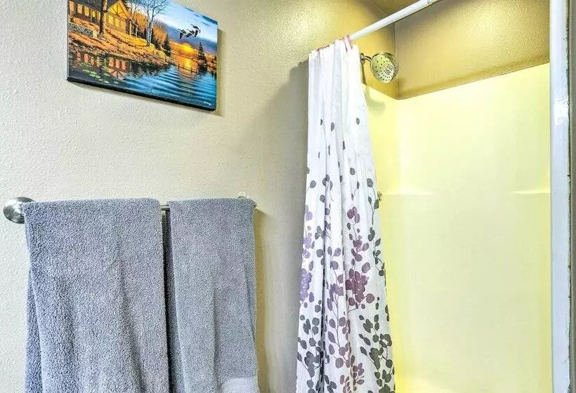 Charming Wasilla Retreat: Walk To Lake Lalen!