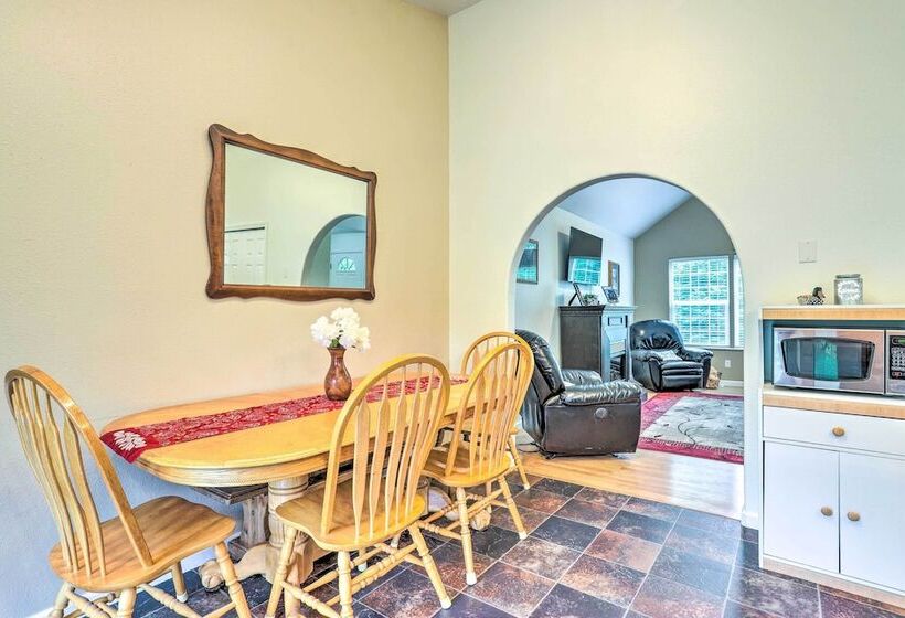 Charming Wasilla Retreat: Walk To Lake Lalen!