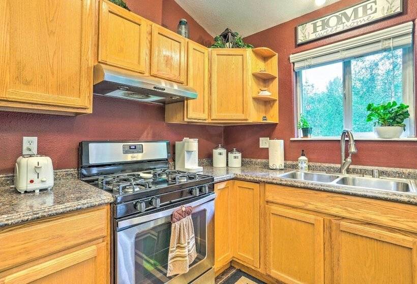Charming Wasilla Retreat: Walk To Lake Lalen!