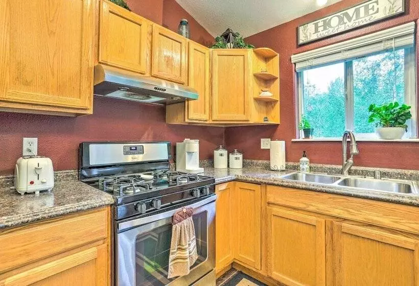 Charming Wasilla Retreat: Walk To Lake Lalen!