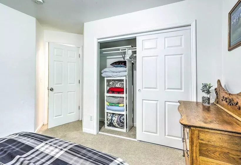 Charming Wasilla Retreat: Walk To Lake Lalen!