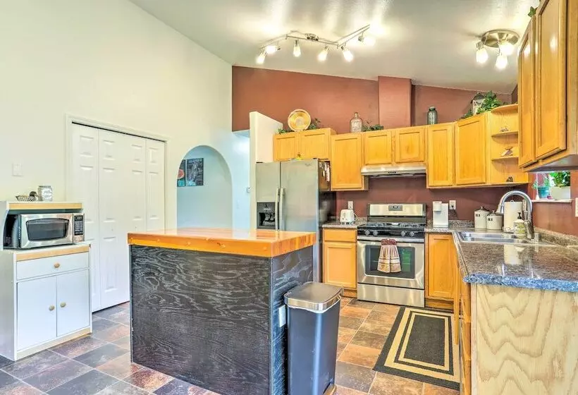 Charming Wasilla Retreat: Walk To Lake Lalen!