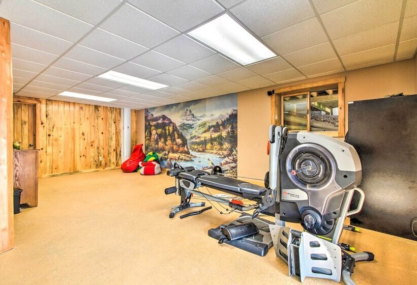 Chic Brandon Cabin W/ Pool, Hot Tub + Sauna!