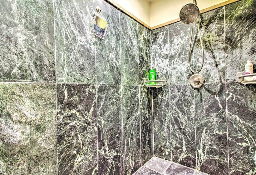 Chic Brandon Cabin W/ Pool, Hot Tub + Sauna!