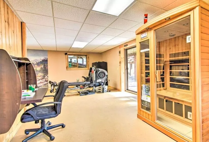 Chic Brandon Cabin W/ Pool, Hot Tub + Sauna!