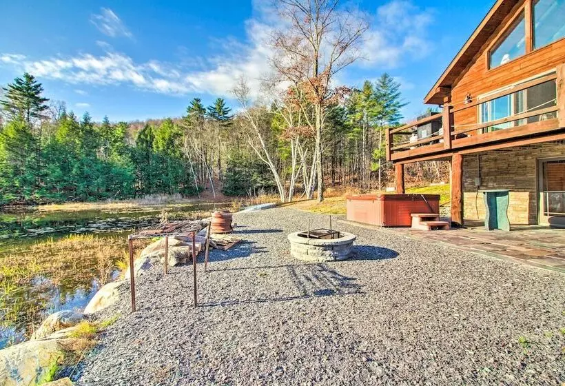 Chic Brandon Cabin W/ Pool, Hot Tub + Sauna!