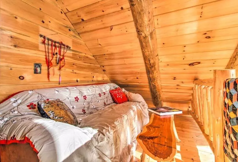 Chic Brandon Cabin W/ Pool, Hot Tub + Sauna!