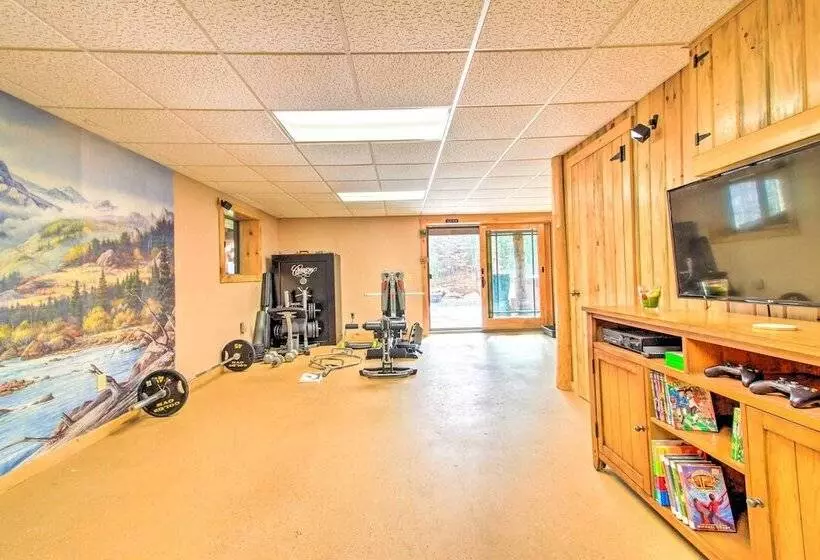 Chic Brandon Cabin W/ Pool, Hot Tub + Sauna!