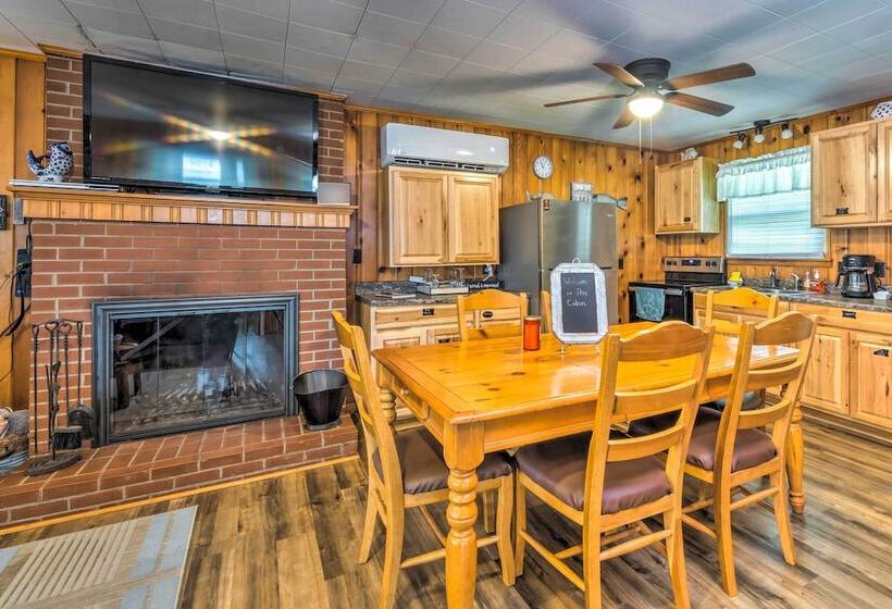 Cozy Kentucky Cabin W/ Sunroom, Yard & Views!