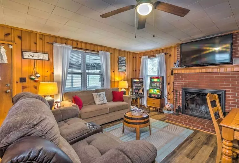 Cozy Kentucky Cabin W/ Sunroom, Yard & Views!