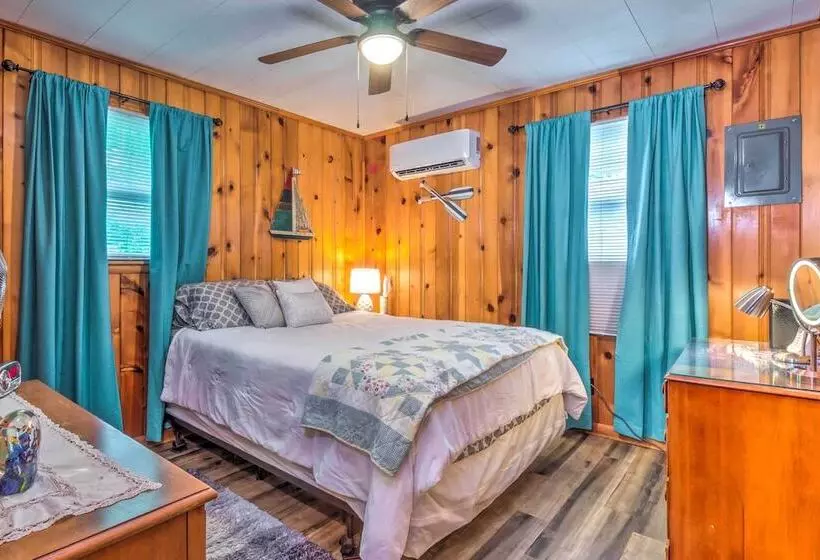 Cozy Kentucky Cabin W/ Sunroom, Yard & Views!