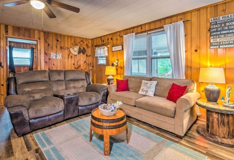Cozy Kentucky Cabin W/ Sunroom, Yard & Views!