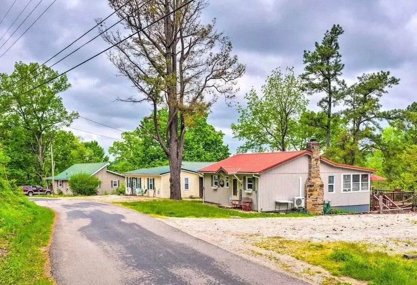 Cozy Kentucky Cabin W/ Sunroom, Yard & Views!