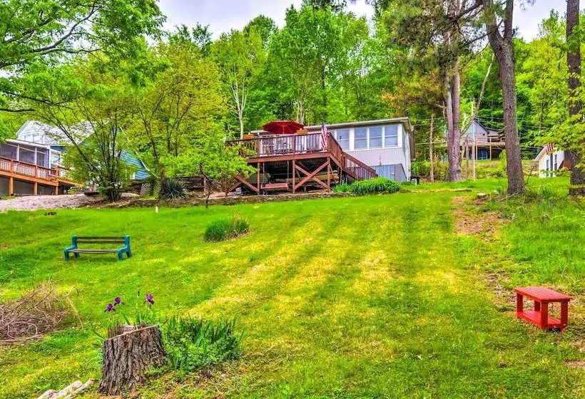 Cozy Kentucky Cabin W/ Sunroom, Yard & Views!
