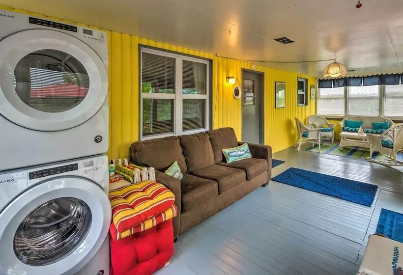 Cozy Kentucky Cabin W/ Sunroom, Yard & Views!