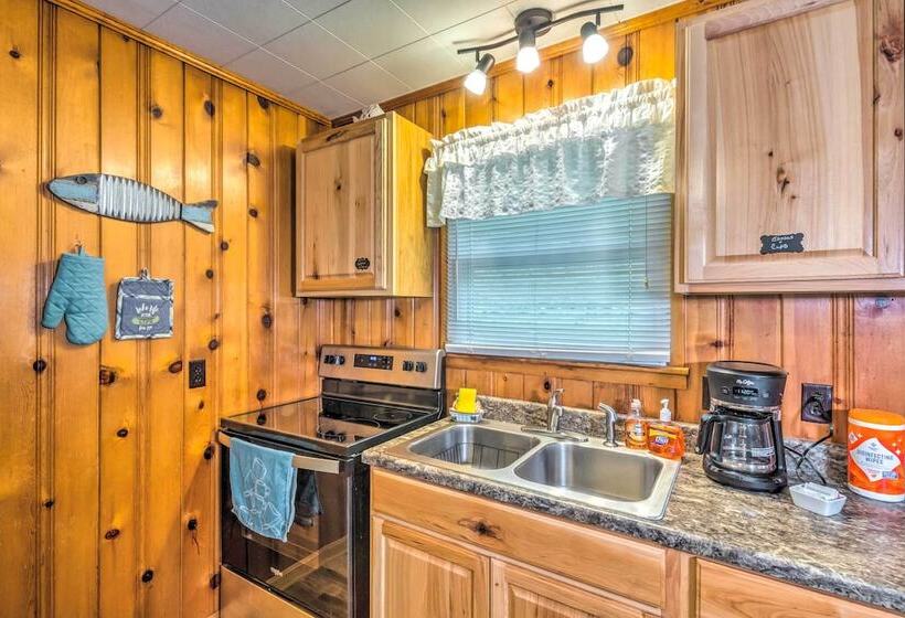 Cozy Kentucky Cabin W/ Sunroom, Yard & Views!