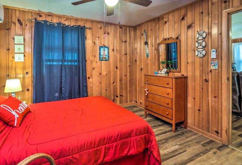 Cozy Kentucky Cabin W/ Sunroom, Yard & Views!