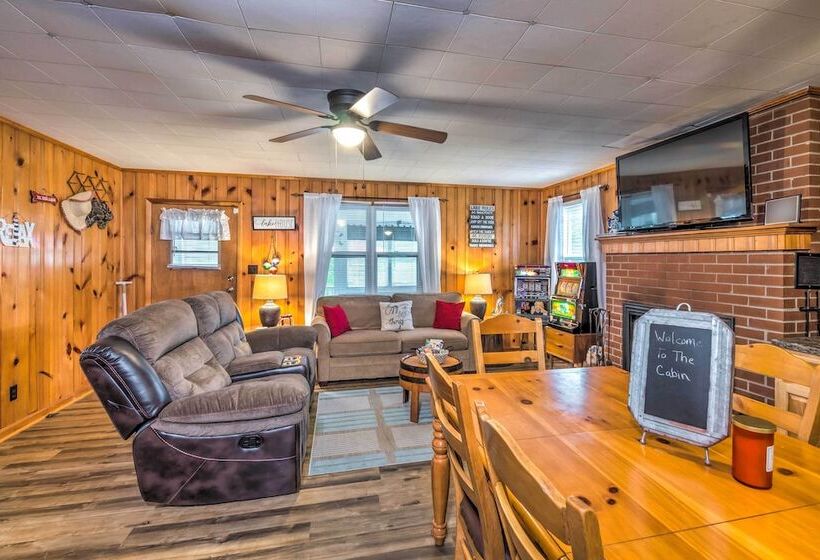 Cozy Kentucky Cabin W/ Sunroom, Yard & Views!