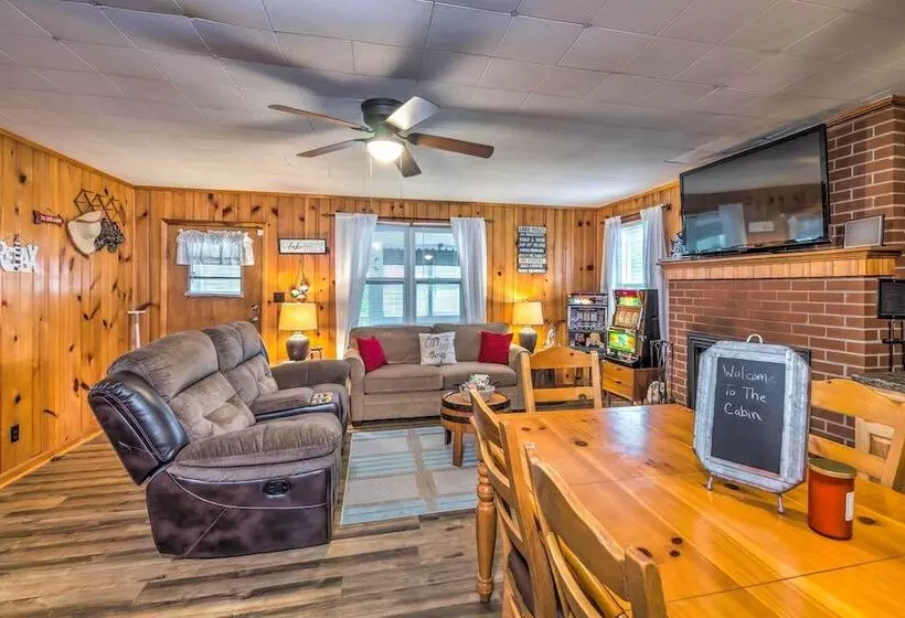 Cozy Kentucky Cabin W/ Sunroom, Yard & Views!