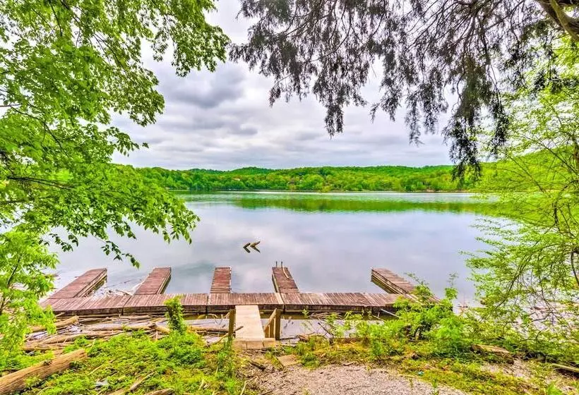 Cozy Kentucky Cabin W/ Sunroom, Yard & Views!