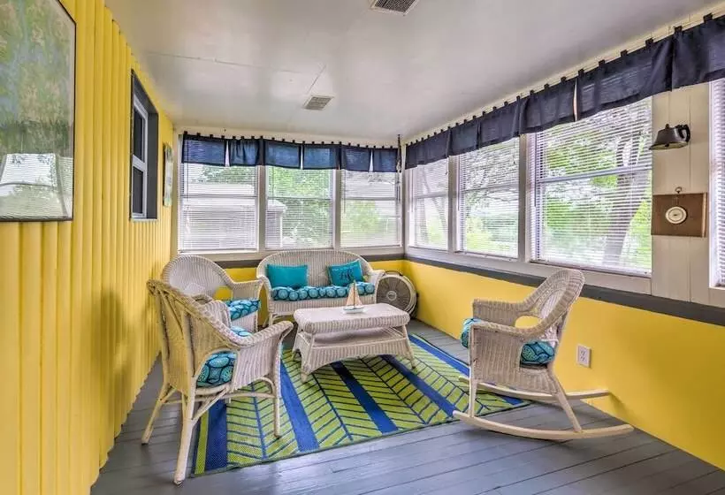 Cozy Kentucky Cabin W/ Sunroom, Yard & Views!