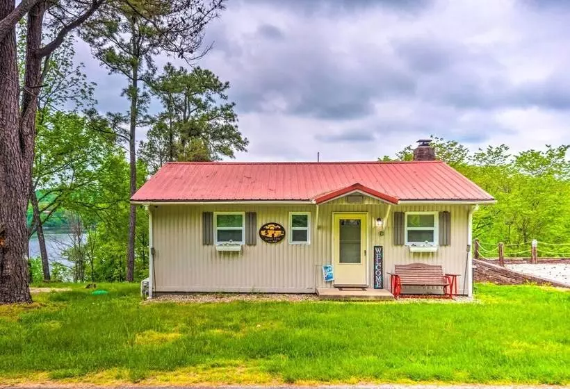 Cozy Kentucky Cabin W/ Sunroom, Yard & Views!
