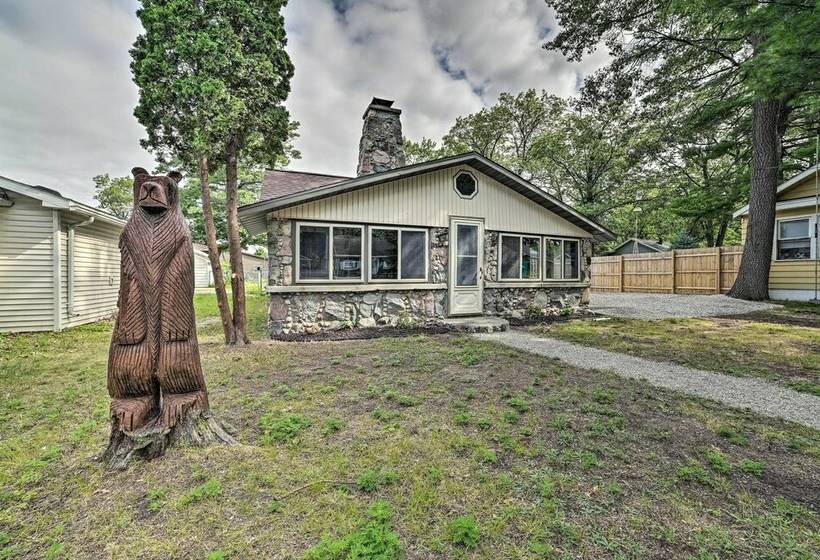 Cozy Prudenville Cabin: Walk To Houghton Lake
