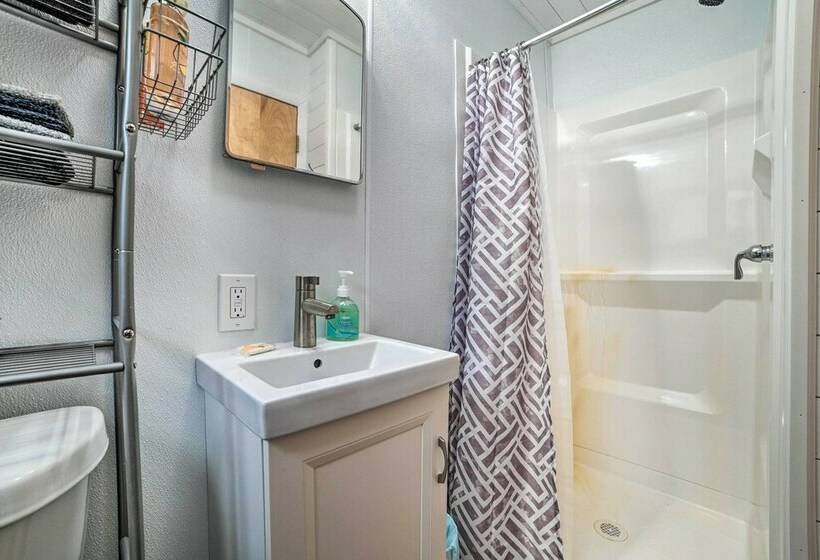 Cozy Prudenville Cabin: Walk To Houghton Lake