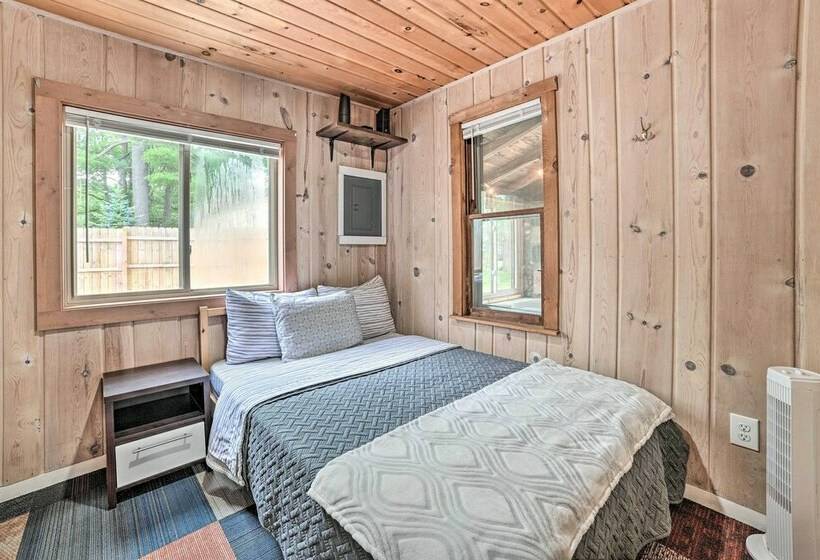 Cozy Prudenville Cabin: Walk To Houghton Lake