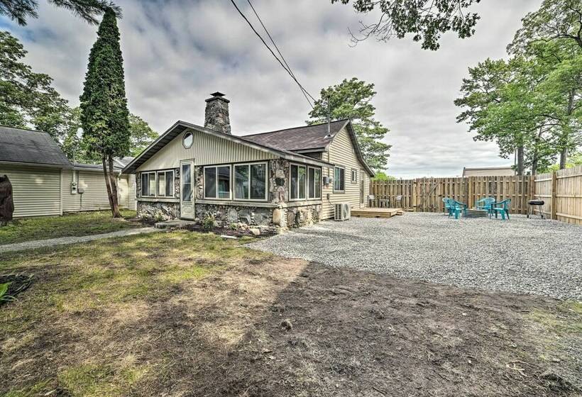 Cozy Prudenville Cabin: Walk To Houghton Lake