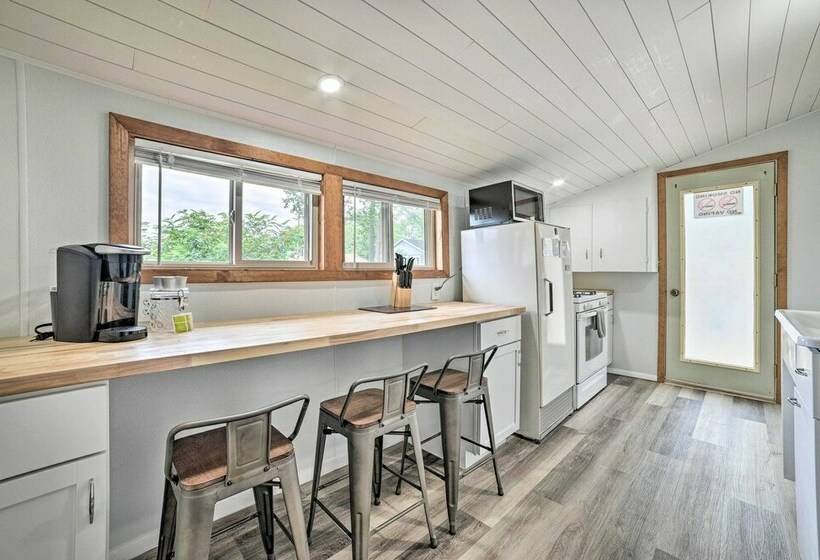 Cozy Prudenville Cabin: Walk To Houghton Lake