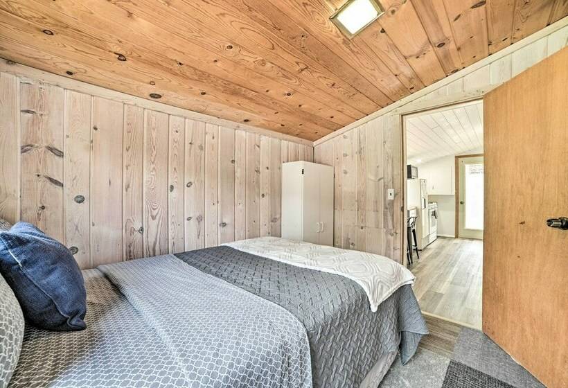 Cozy Prudenville Cabin: Walk To Houghton Lake