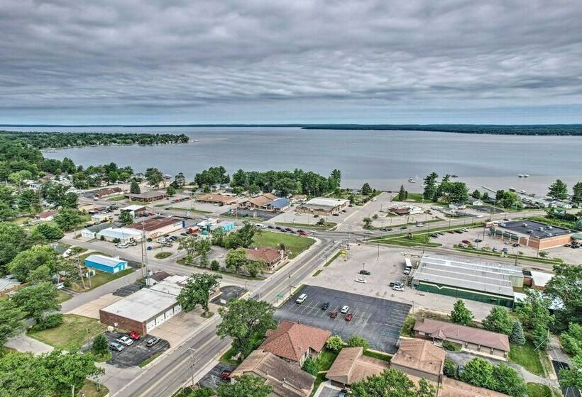 Cozy Prudenville Cabin: Walk To Houghton Lake