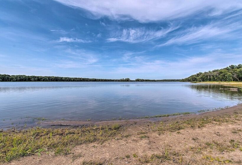 Cozy Riverfront Getaway: Fishing On Site!